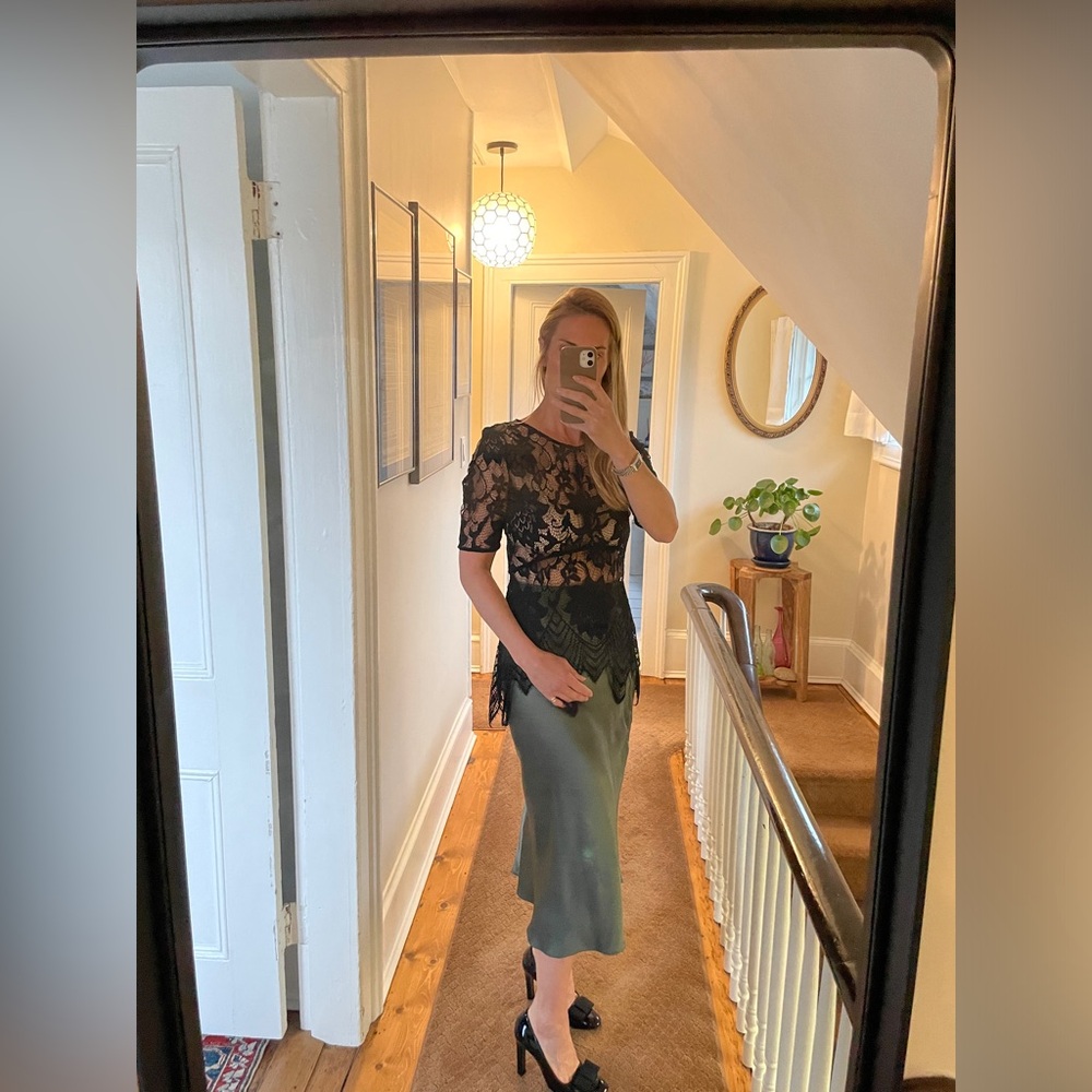 Lace hanker chief hem top